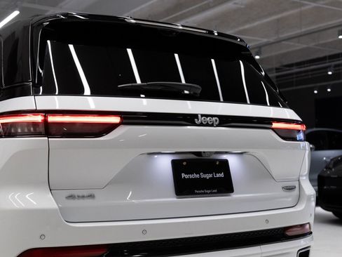 Used 2024 Jeep Grand Cherokee Summit AWD/4WD image 30