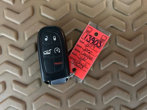 Used 2019 Jeep Cherokee Trailhawk image 40