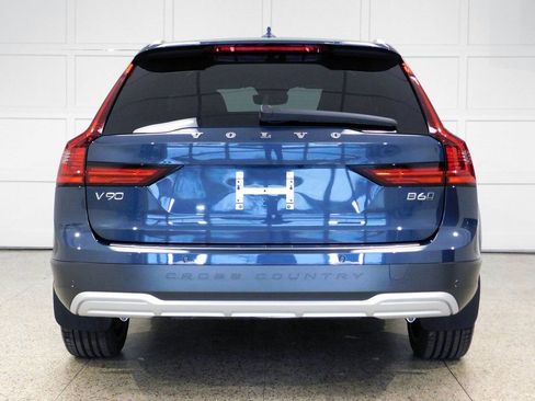 Used 2026 Volvo V90 B6 Cross Country Ultra image 5