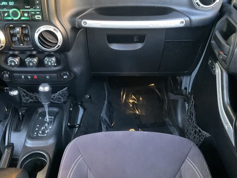 Used 2014 Jeep Wrangler Unlimited Rubicon w/ Connectivity Group AWD/4WD image 21