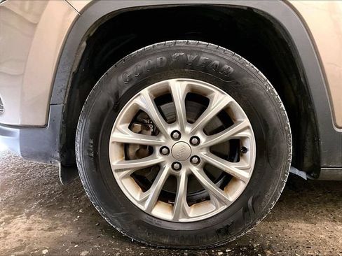 Used 2019 Jeep Cherokee Latitude w/ Cold Weather Group AWD/4WD image 8