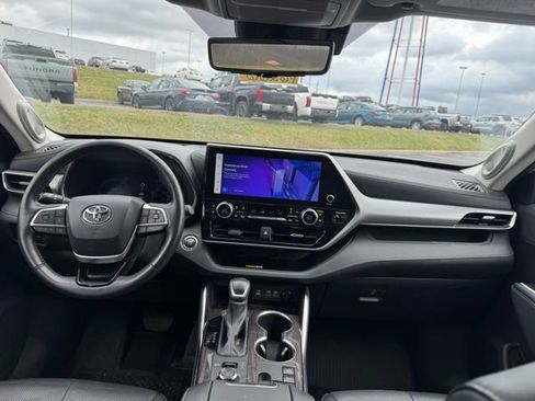 Used 2023 Toyota Highlander Platinum image 14