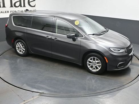 Used 2023 Chrysler Pacifica Touring-L FWD image 38