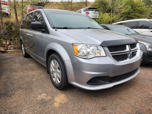 Used 2018 Dodge Grand Caravan SE w/ UConnect Hands-Free Group FWD image 2