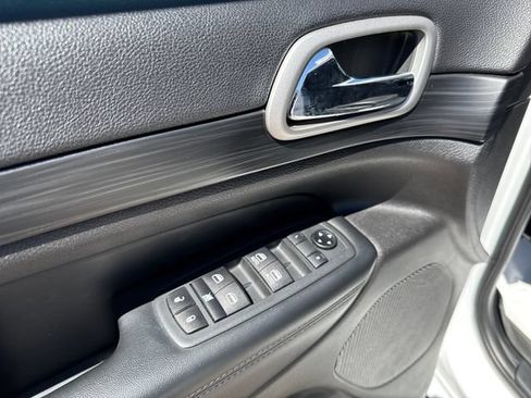 Used 2020 Jeep Grand Cherokee Altitude AWD/4WD image 11