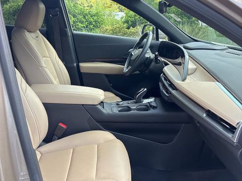 Used 2024 Cadillac XT4 Premium Luxury w/ Technology Package FWD image 6