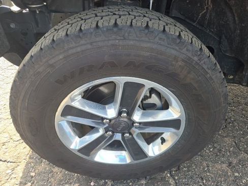 Used 2019 Jeep Wrangler Unlimited Sahara image 11