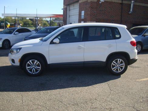 Used 2014 Volkswagen Tiguan S image 2