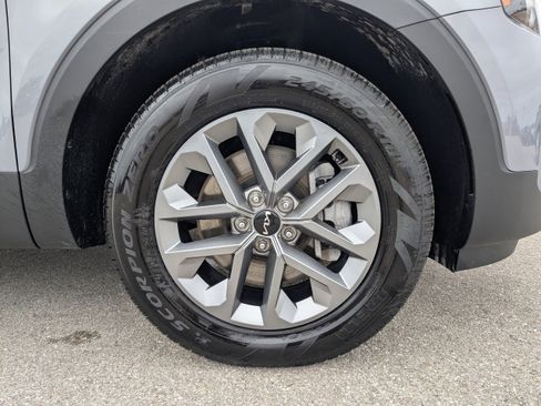 Certified 2025 Kia Telluride LX image 13