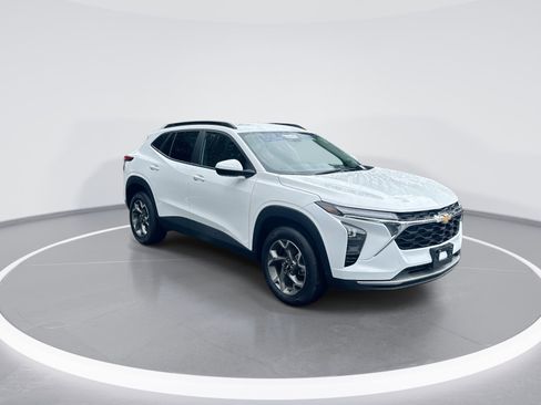 Used 2025 Chevrolet Trax LT w/ LT Convenience Package FWD image 2