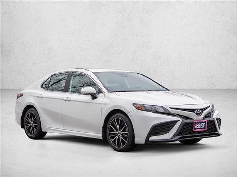 Used 2022 Toyota Camry SE w/ Convenience Package image 3