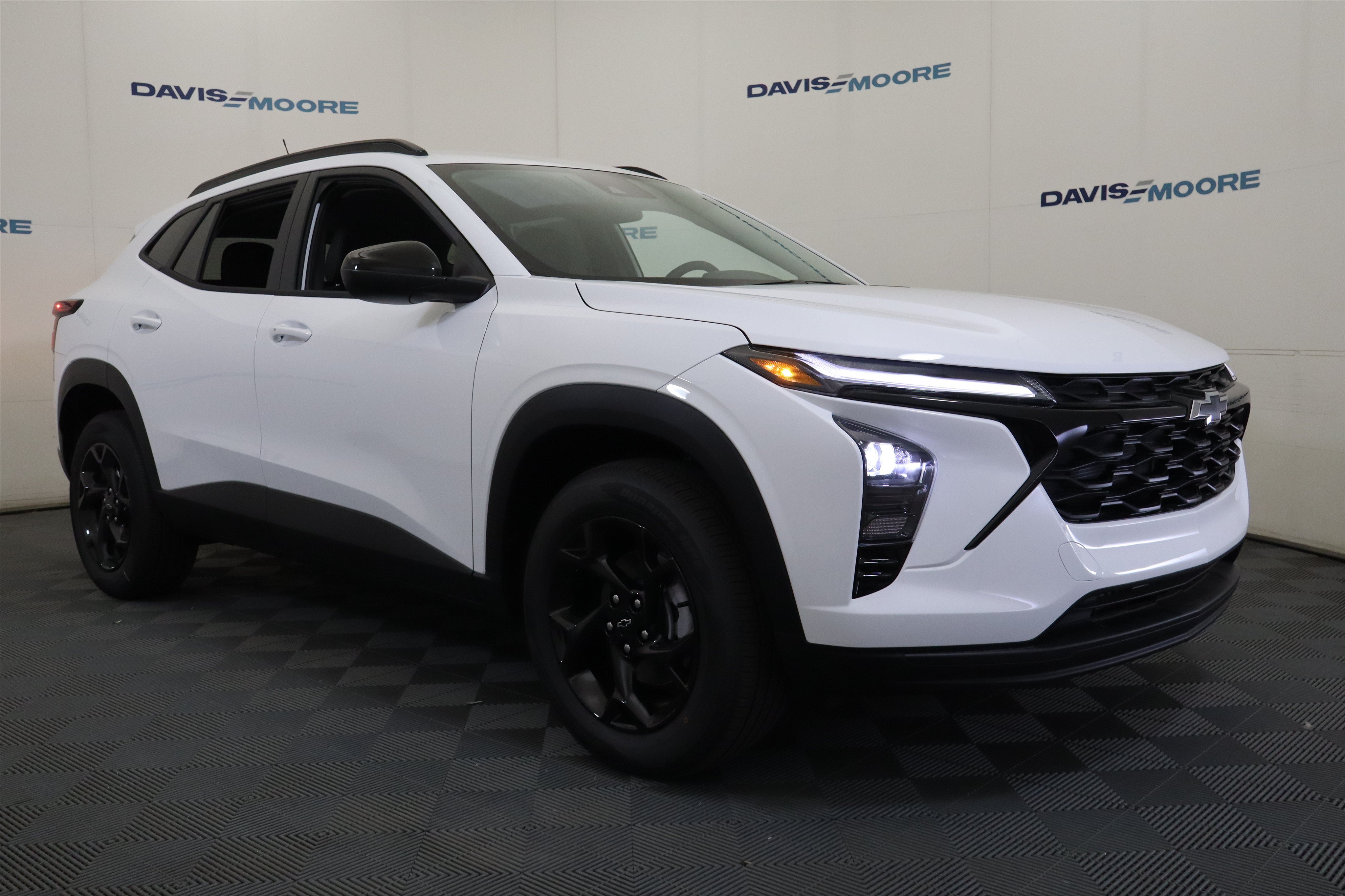 New 2026 Chevrolet Trax LT w/ Midnight Edition FWD image 3