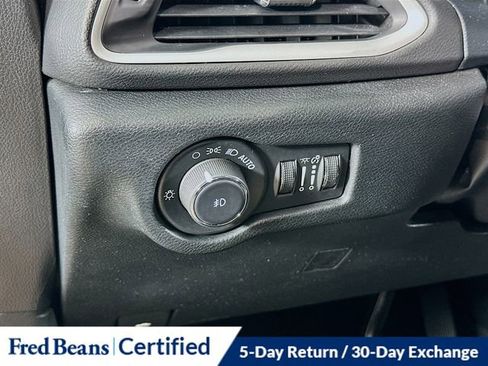 Used 2025 Chrysler Pacifica Select image 20