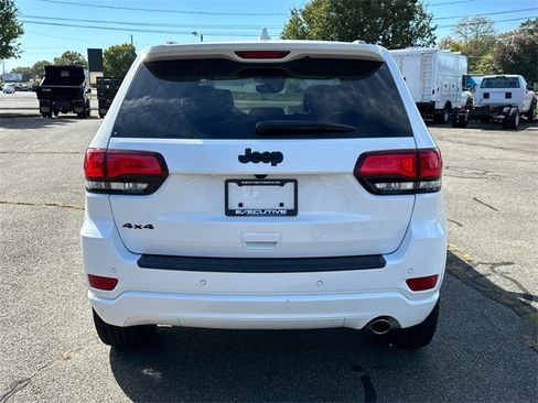 Used 2022 Jeep Grand Cherokee Laredo X image 3