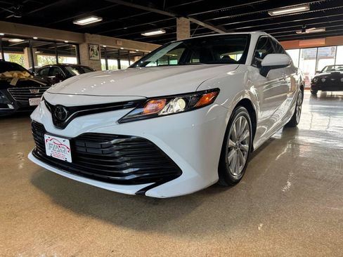 Used 2018 Toyota Camry LE FWD image 3