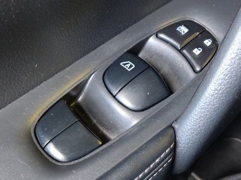 Used 2020 Nissan Rogue SV FWD image 27