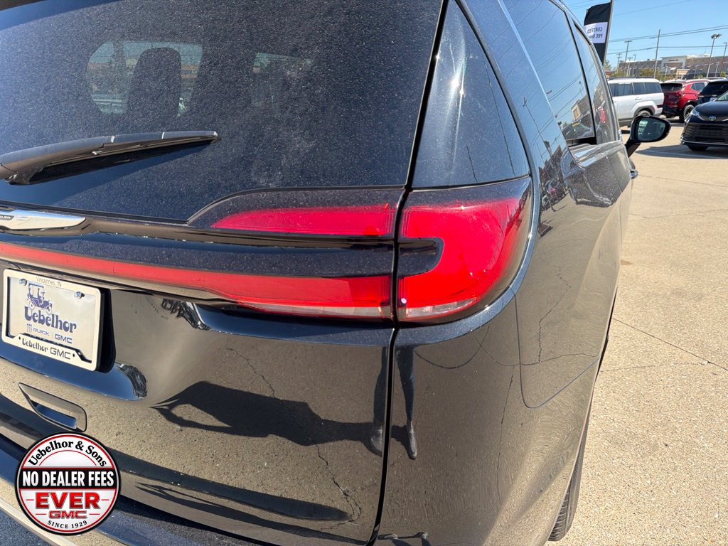 Used 2024 Chrysler Pacifica Touring FWD image 8