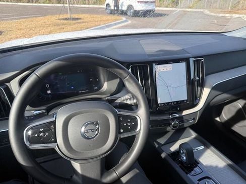 Used 2025 Volvo XC60 B5 Plus image 6