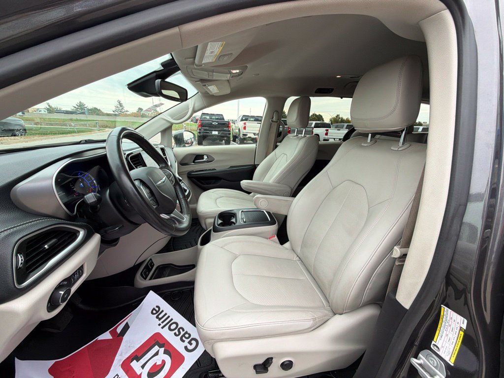 Used 2021 Chrysler Pacifica Touring-L FWD image 21