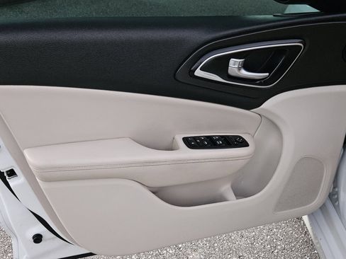 Used 2016 Chrysler 200 Limited image 9