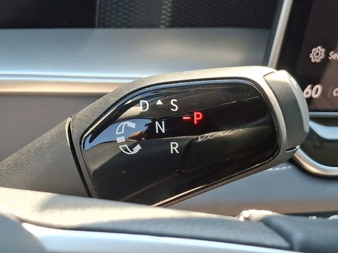 New 2025 Volkswagen Tiguan SE image 7