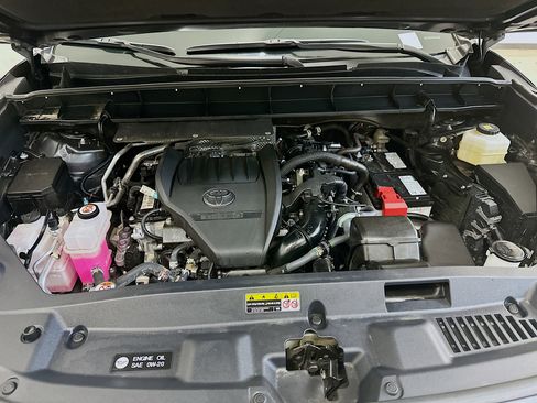 Used 2024 Toyota Highlander LE image 35