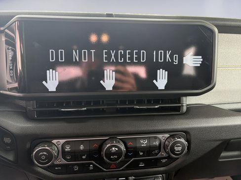 New 2025 Jeep Gladiator Sport image 11