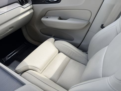 Certified 2023 Volvo XC60 B5 Ultimate image 16