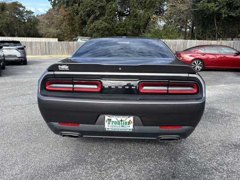 Used 2019 Dodge Challenger SXT image 4