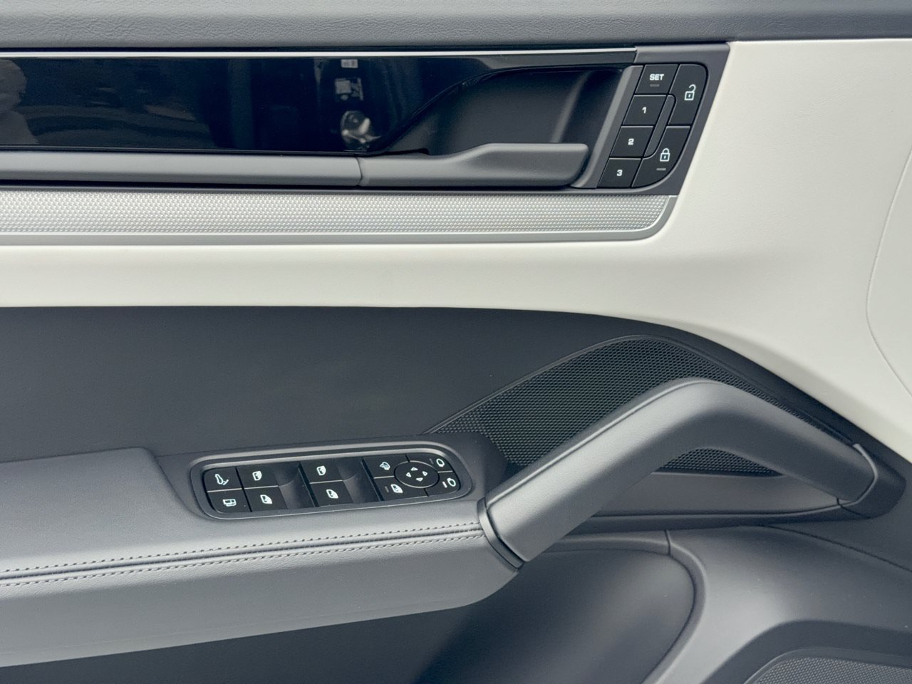 Certified 2026 Porsche Cayenne E-Hybrid Coupe AWD/4WD image 15