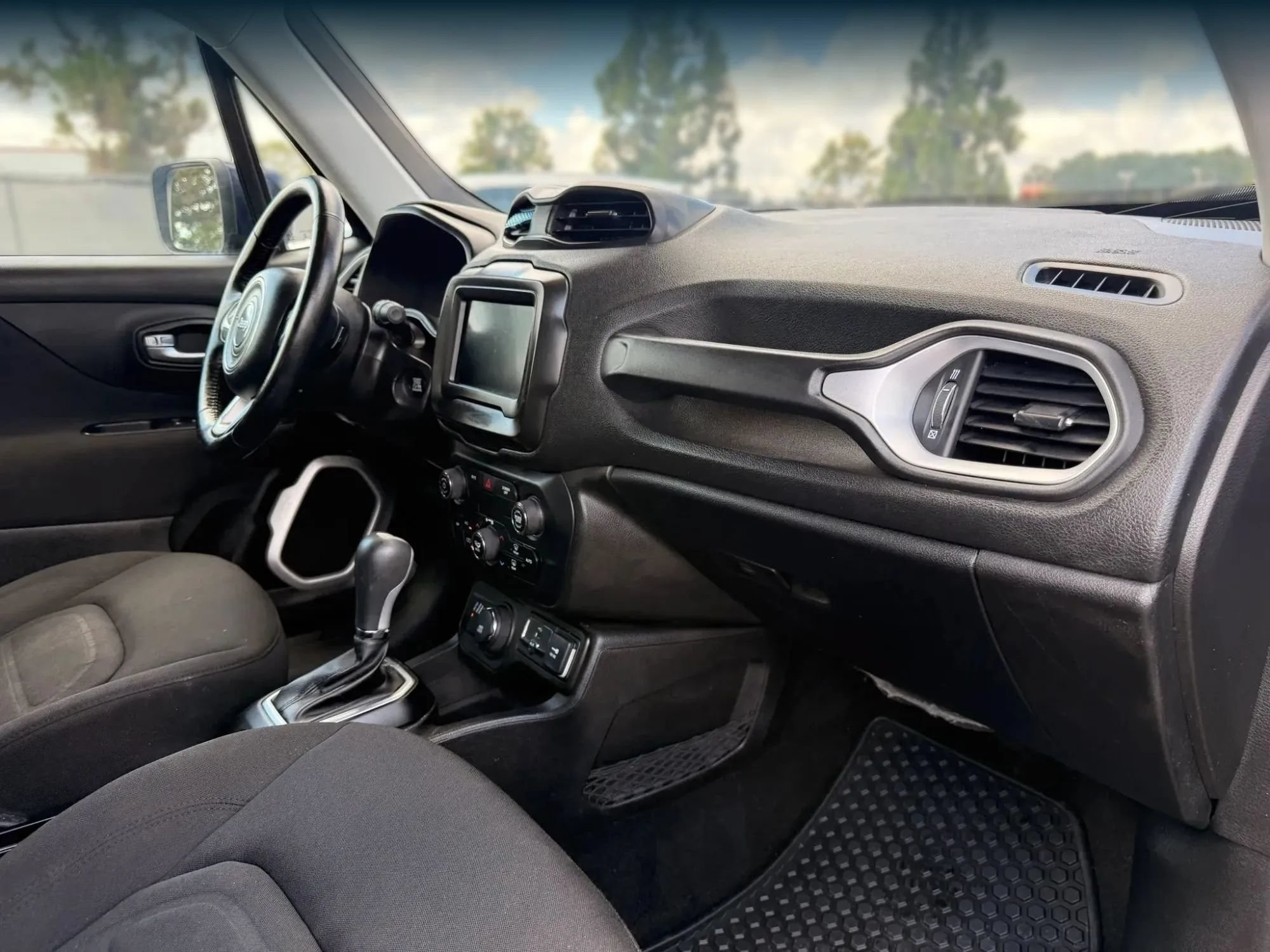 Used 2018 Jeep Renegade Latitude w/ Cold Weather Group AWD/4WD image 19
