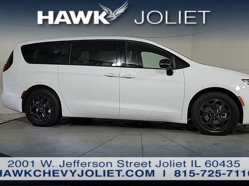 Used 2024 Chrysler Pacifica Limited FWD image 8