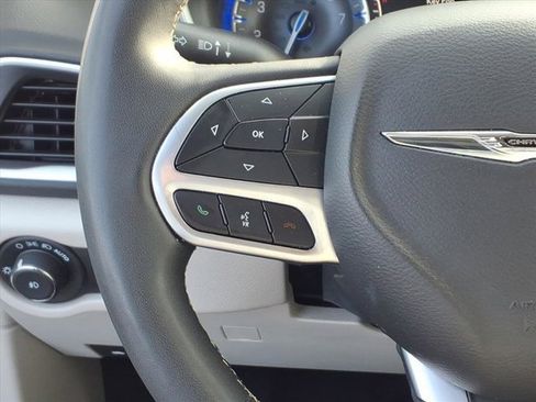 Used 2024 Chrysler Pacifica Touring-L image 17