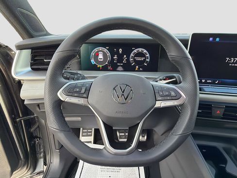 New 2026 Volkswagen Tiguan SE R-Line FWD image 40
