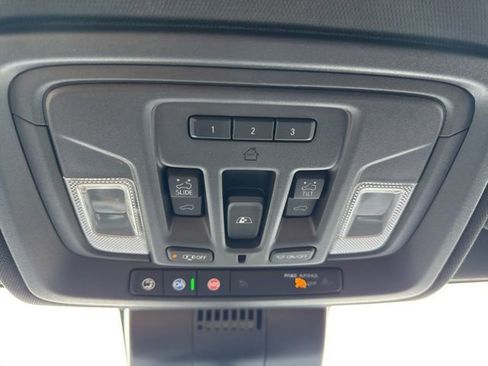 Used 2022 Chevrolet Silverado 1500 High Country w/ High Country Premium Package image 9