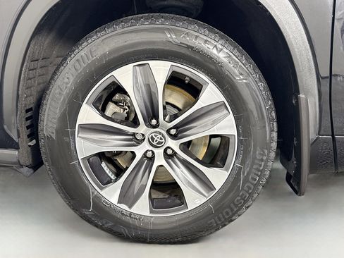 Used 2023 Toyota Highlander XLE AWD/4WD image 31
