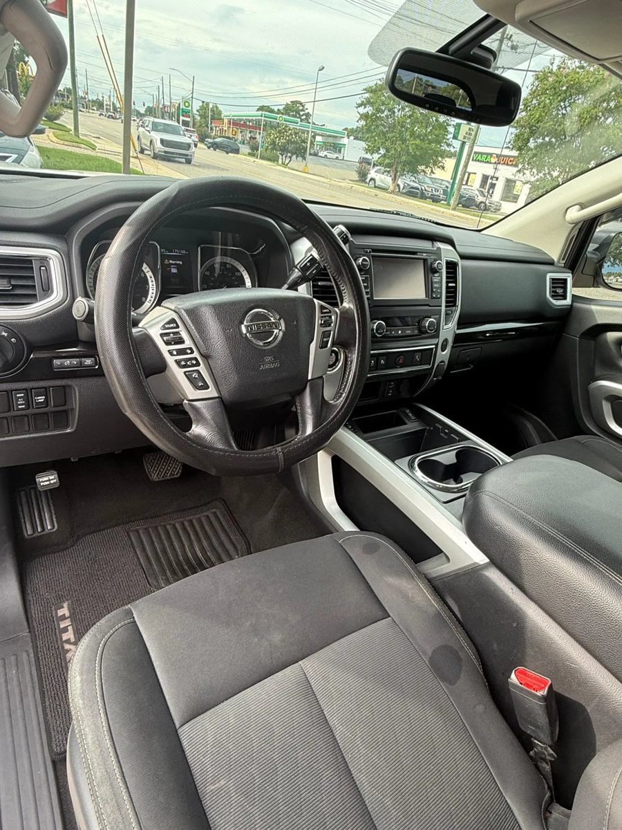 Used 2018 Nissan Titan SV w/ SV Convenience Package RWD image 10