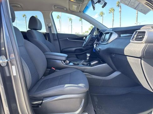 Used 2020 Kia Sorento LX image 29