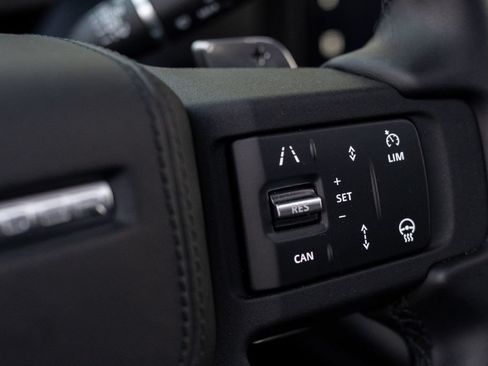 Used 2025 Land Rover Defender 110 V8 AWD/4WD image 33