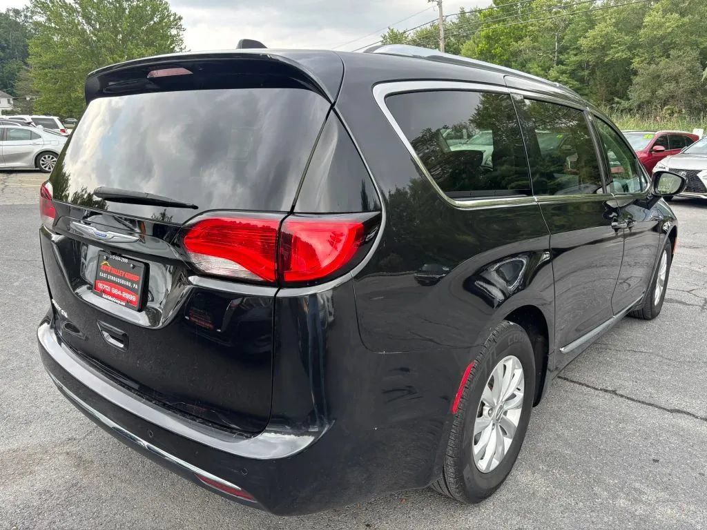Used 2018 Chrysler Pacifica Touring-L FWD image 8