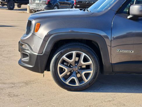 Used 2018 Jeep Renegade Latitude image 10