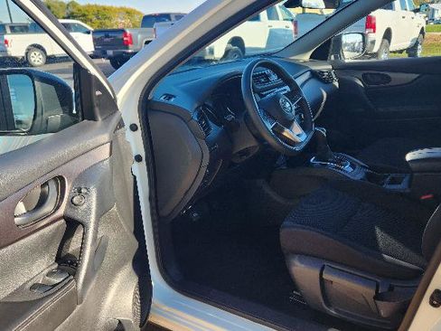 Used 2022 Nissan Rogue Sport S image 11