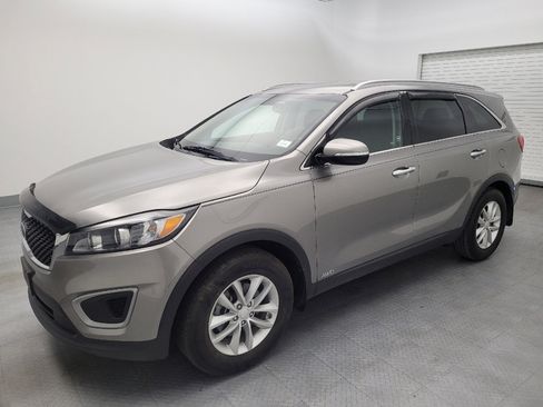 Used 2017 Kia Sorento LX w/ LX Convenience Package image 2