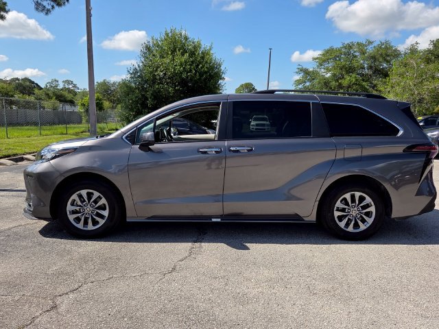Used 2023 Toyota Sienna XLE FWD image 4