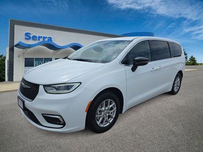 Used 2025 Chrysler Pacifica Select