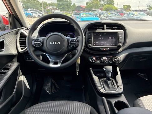 Used 2025 Kia Soul LX FWD image 18