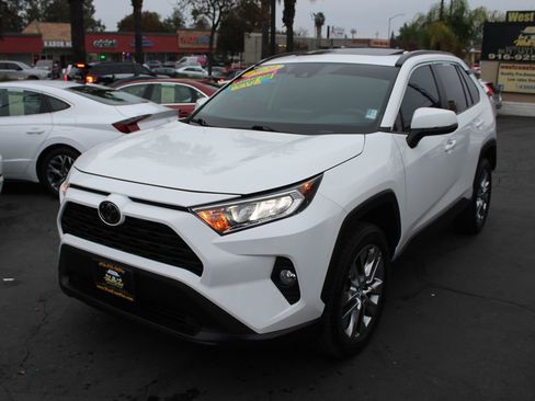 Used 2020 Toyota RAV4 XLE Premium image 4