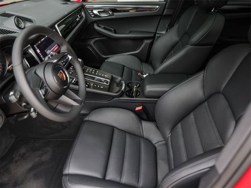 Used 2025 Porsche Macan image 16