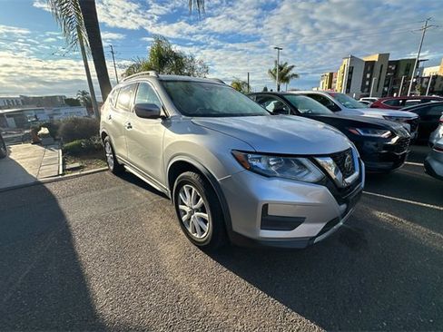 Used 2019 Nissan Rogue SV image 2