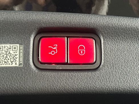 Used 2025 Mercedes-Benz C 300 Sedan image 21